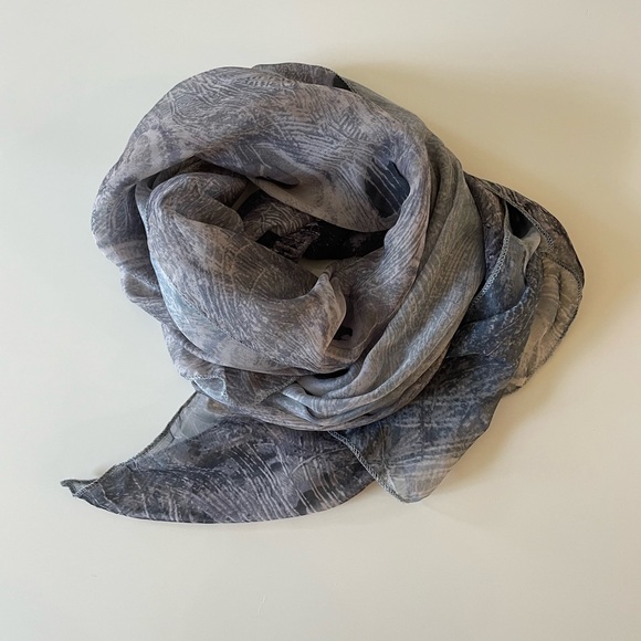 Beautiful Gray Ombré Shear Peacock Feather Oblong Acrylic Scarf BNWOT - Picture 6 of 11